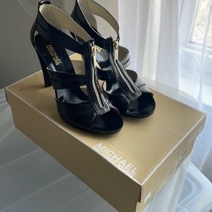 Michael Kors Strap crinkled patent leather heel